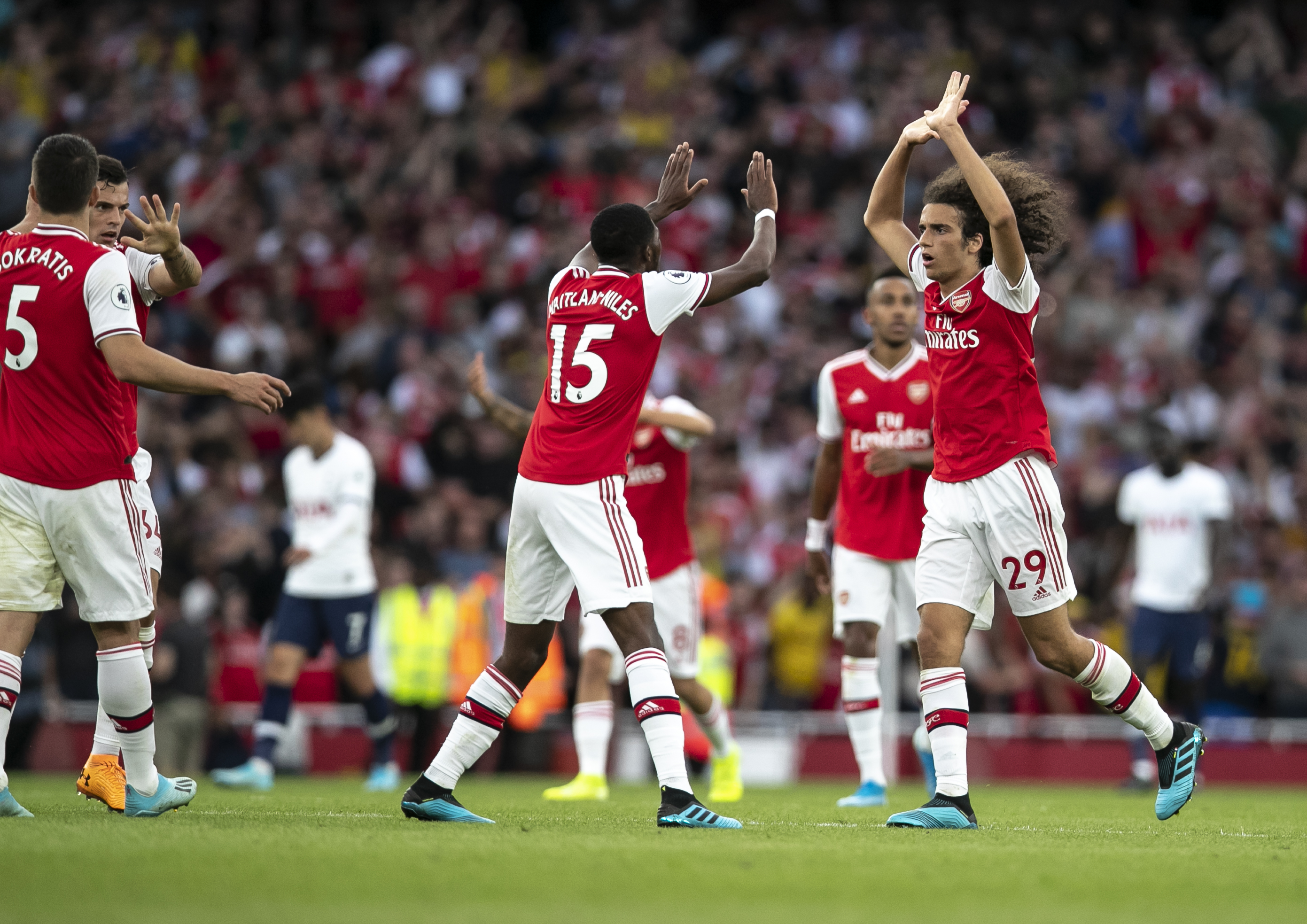 欧联1-1，10人穆帅前东家拒翻船+连续4轮不败，31岁塔利斯卡救主（欧联1-1：穆帅旧主10人作战仍守住不败，四轮不败延续，31岁塔利斯卡力挽狂澜）