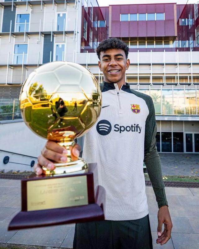 罗马诺：尤文、巴萨等俱乐部在关注伯恩茅斯后卫塞内西（罗马诺：尤文、巴萨等队正考察伯恩茅斯后卫塞内西）