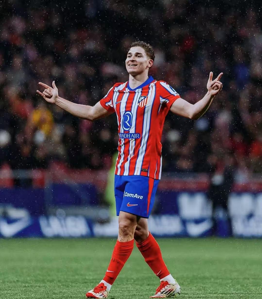 他真把足球踢成艺术了（他把足球踢出了艺术境界）