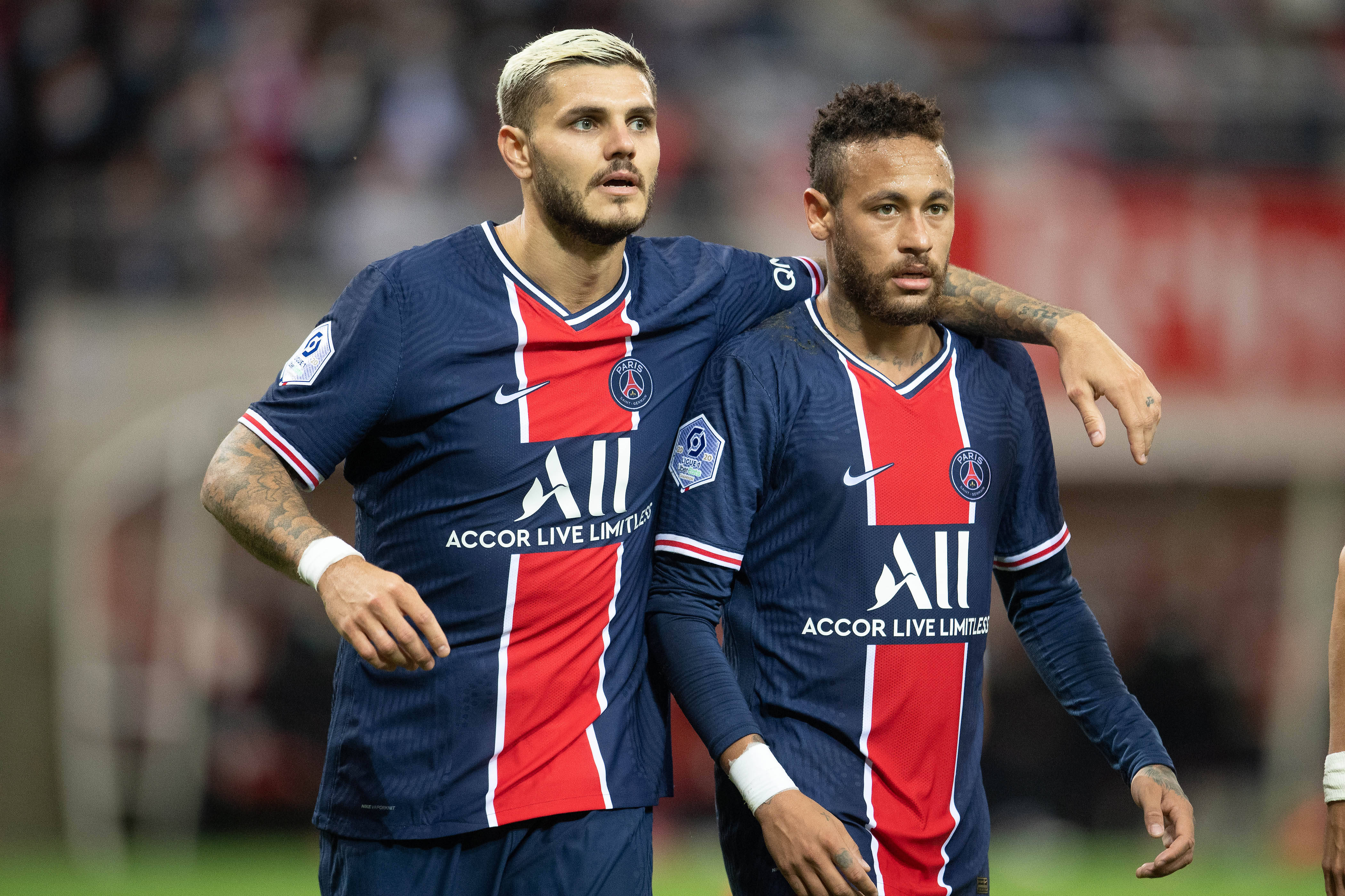 庆祝苏超夺冠，泰州市委书记与泰州队球员合唱《歌唱祖国》