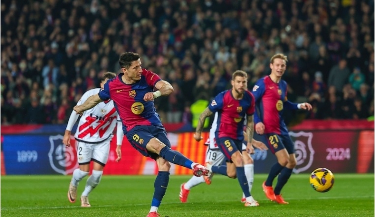 斯洛特执教利物浦遭遇挑战，进攻防守问题突出，萨拉赫争议，压力倍增。