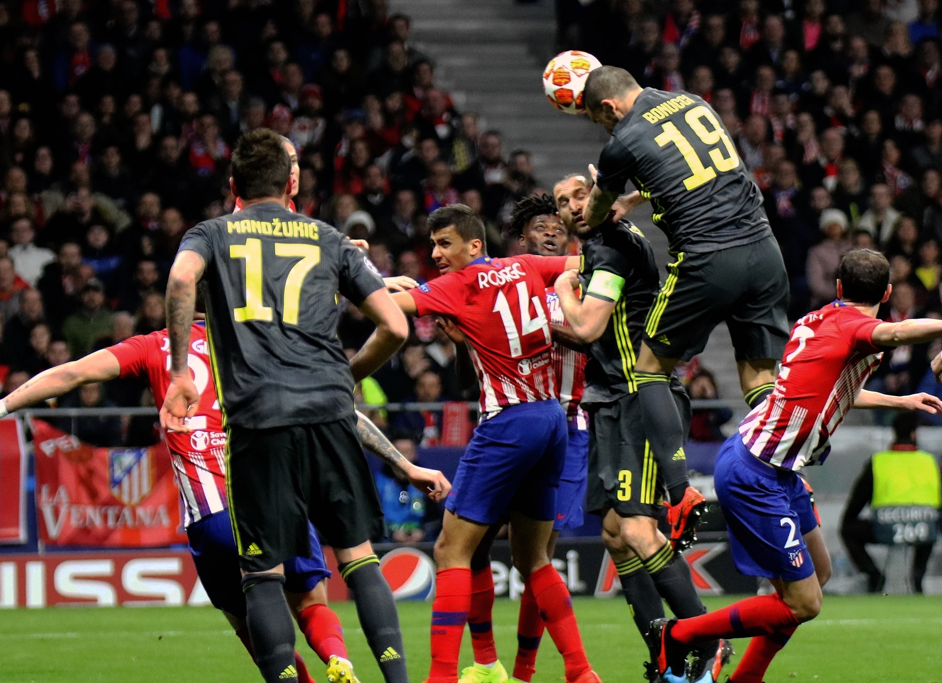 记者：孔蒂和那不勒斯的关系依然紧张，后者已经接触莫塔