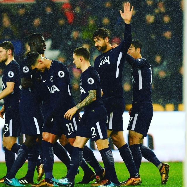 需要更加努力！阿莫林谈梅努：20岁在曼联做替补不丢人，亲属言行跟他无关（阿莫林评梅努：20岁在曼联坐板凳不丢脸，亲属言行不代表他，他仍需更努力）