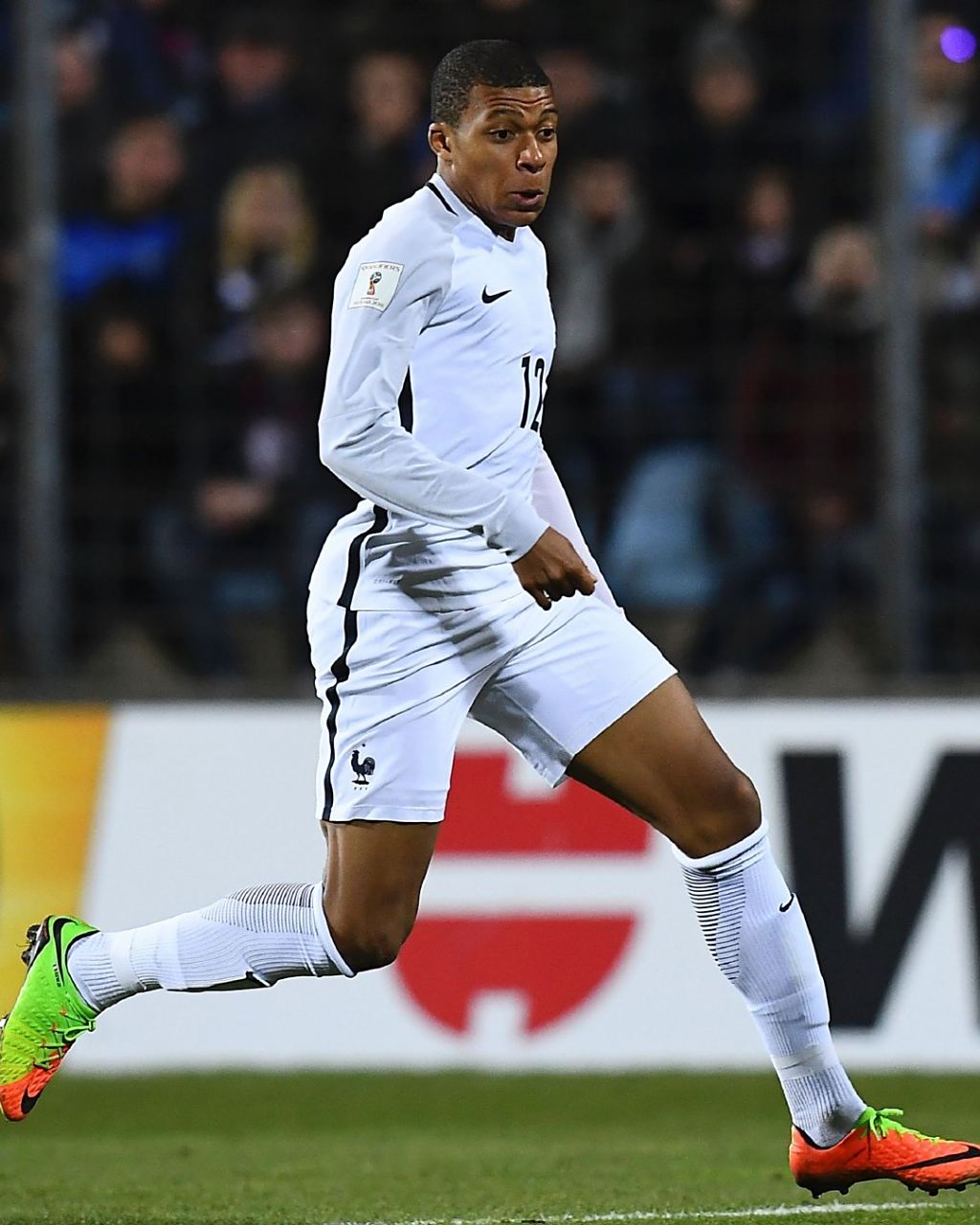 判若两队，武汉三镇前14轮5胜3平6负，后16轮1胜4平11负